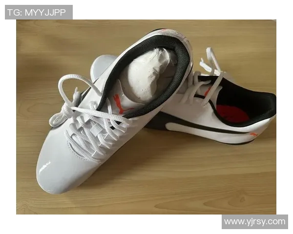 室内平底足球鞋的选择与保养技巧助你提升球场表现与舒适度